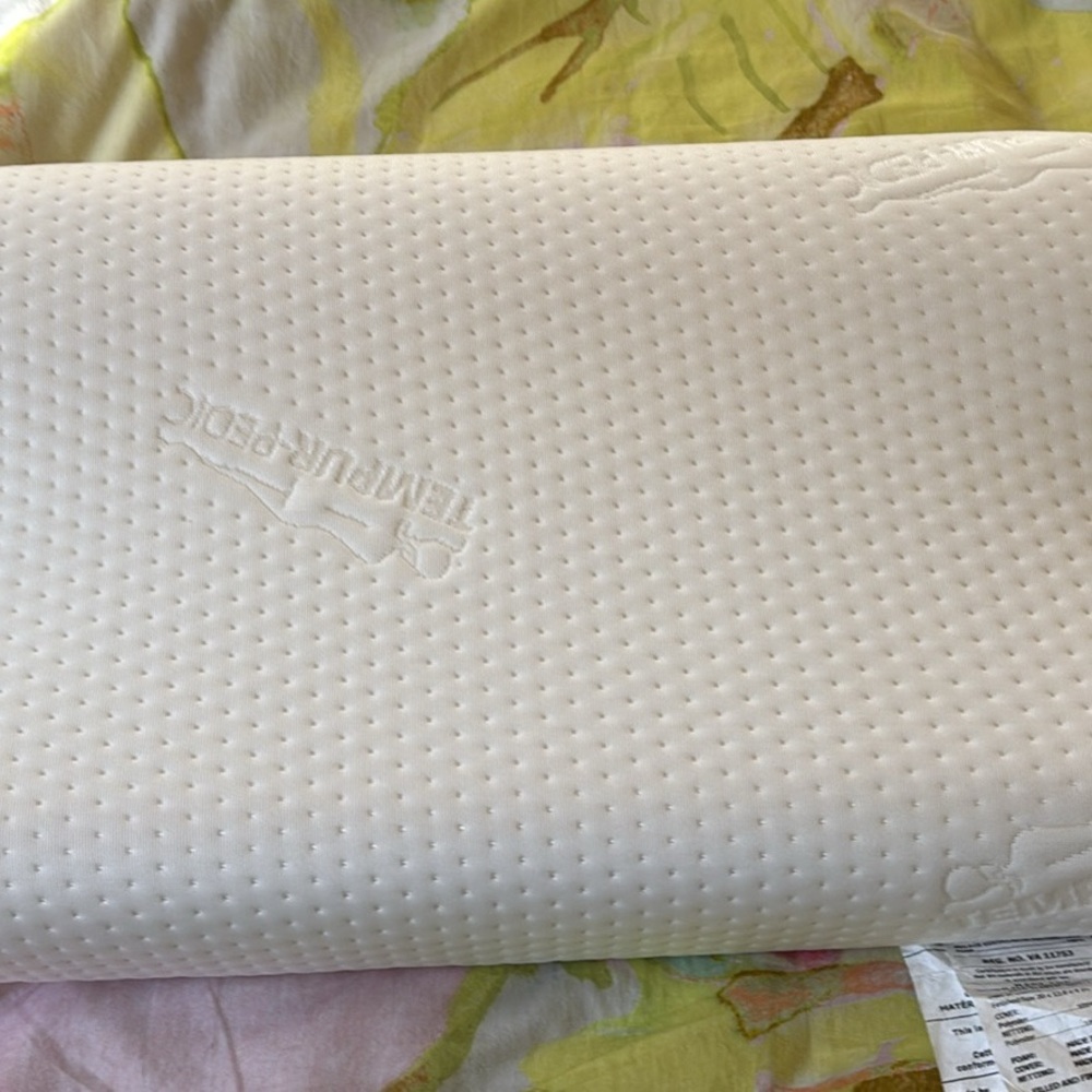 Tempurpedic queen Memory Foam Pillow (like new)